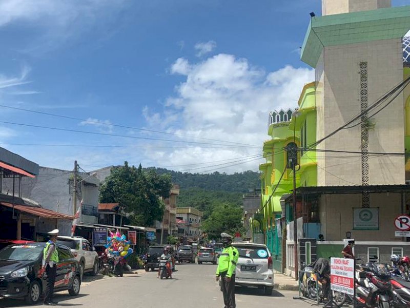 Pengamanan Polres Torut di Masjid Rantepao. 