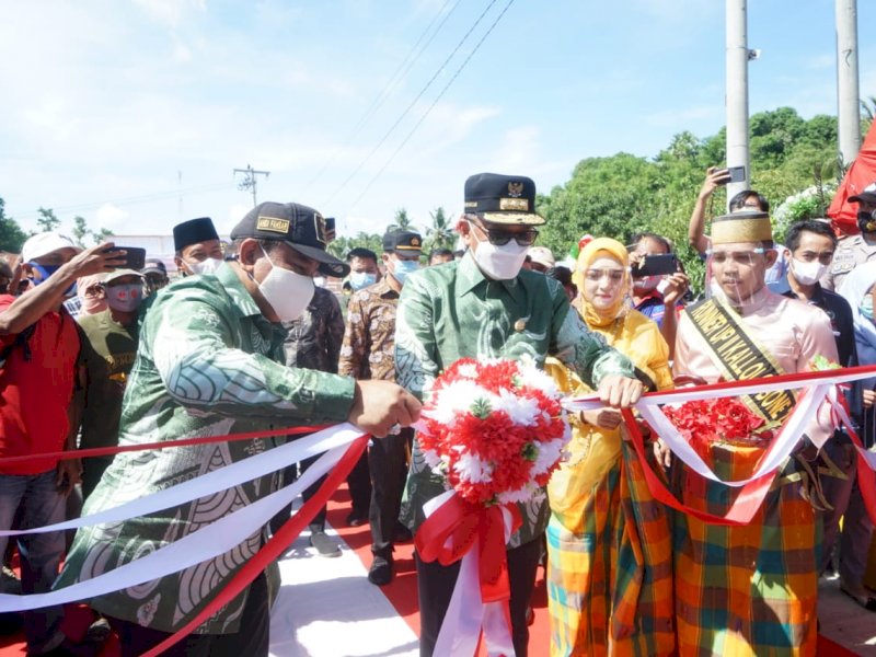 Gubernur Sulsel Nurdin Abdullah dan Bupati Bone Fashar Padjalangi saat meresmikan Jembatan Watu. 