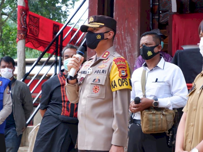 Kapolres Tator AKBP Sarly Sollu saat memberikan imbauan ke masyarakat. 