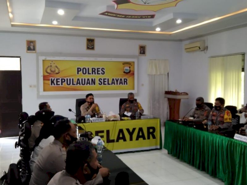 Kapolres Kepulauan Selayar AKBP Temmangnganro Machmud saat memimpin Rapat Anev. 
