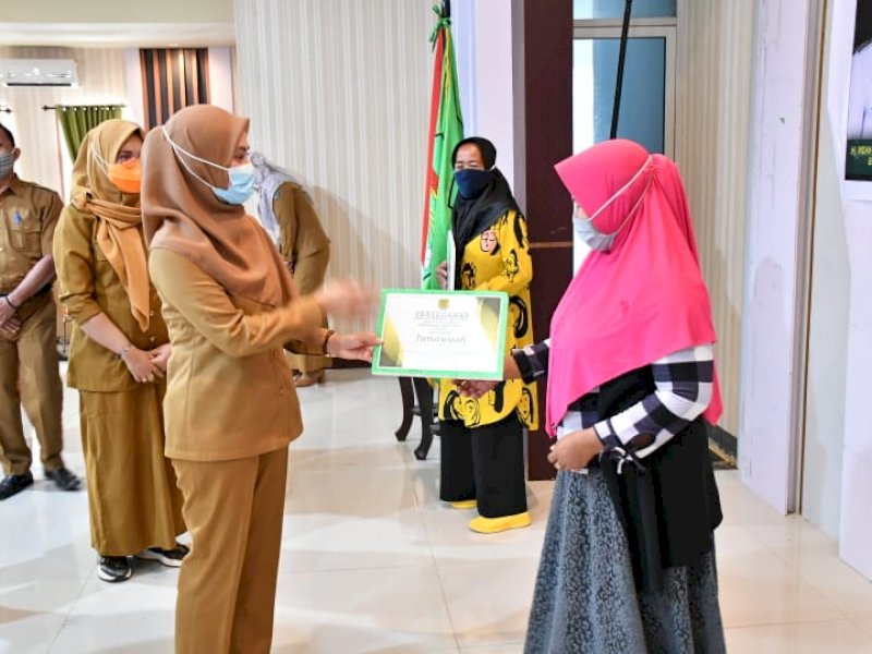 Bupati Lutra Indah Putri Indriani saat menyerahkan bantuan untuk UMKM. 