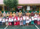 Pemkab Bantaeng Bagikan Bantuan Seragam Sekolah di Karatuang
