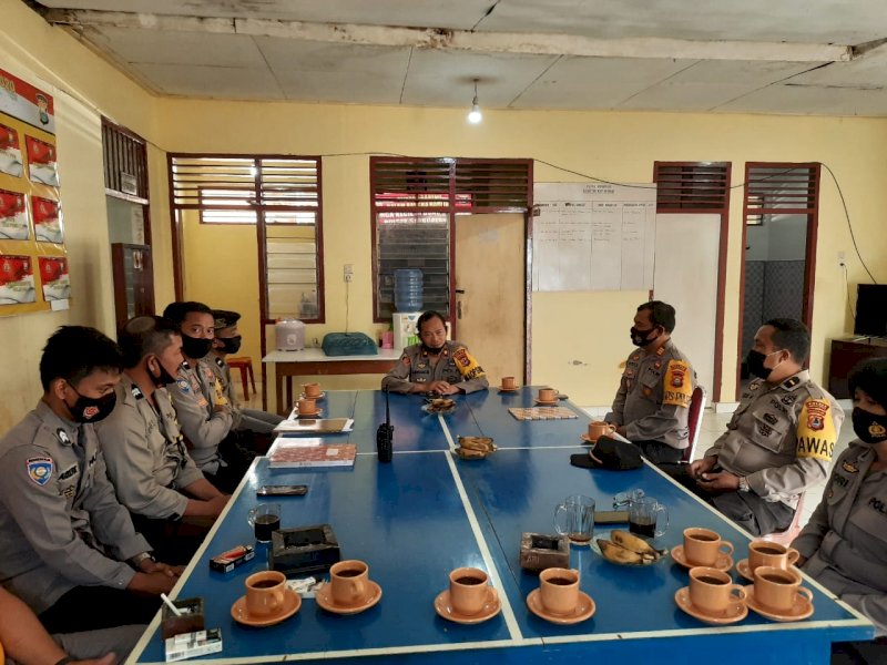 Wakapolres Torut saat berkunjung ke Polsek Sanggalangi'. 