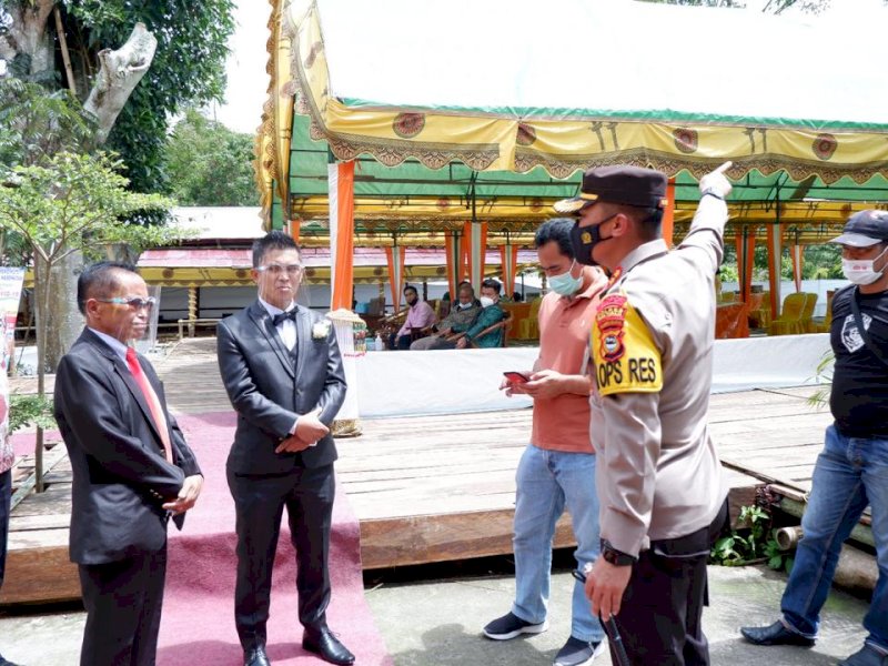 Kapolres Tator AKBP Sarly Sollu membubarkan pesta nikah pagi tadi. 