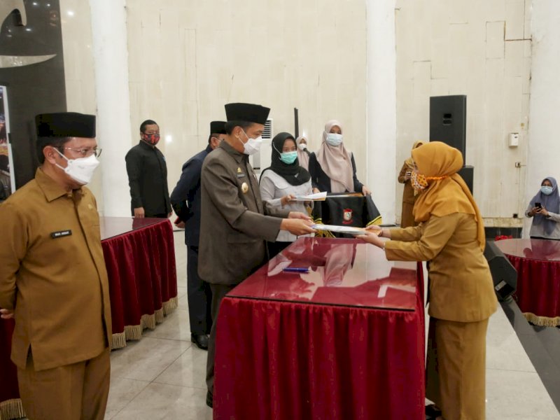 PJ Wali Kota Makassar Rudy Djamaluddin saat melantik pejabat fungsional bagian ULP. 
