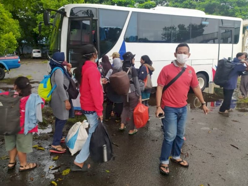Pengungsi Sulbar tiba di Makassar, Senin kemarin. 