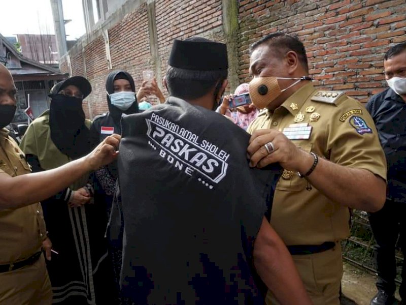 Bupati Bone Fashar Padjalangi saat melepas pasukan amal untuk korban gempa Sulbar. 