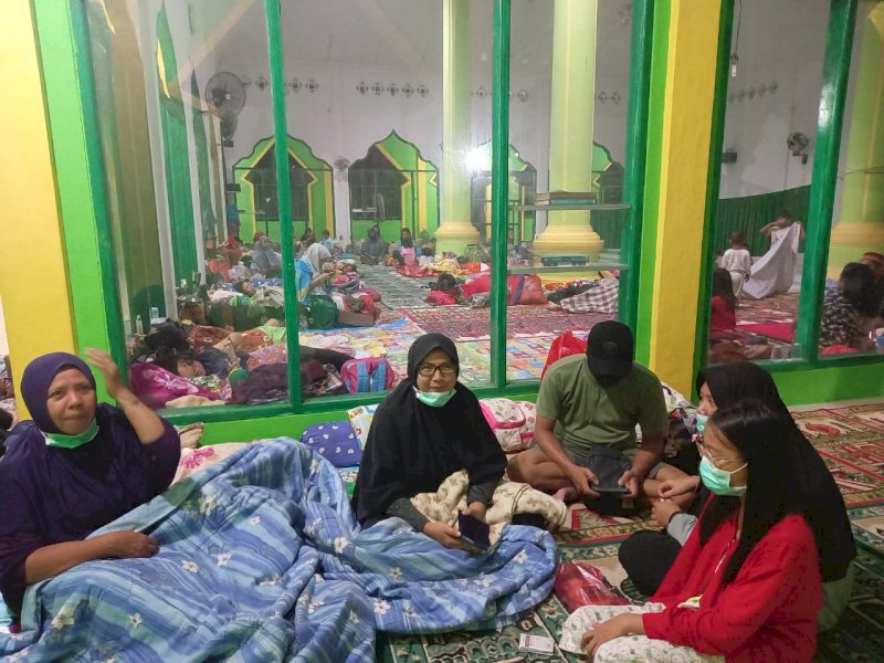 Warga Blok 10 Perumnas Antang mengungsi di masjid. Rumah mereka terendam banjir.