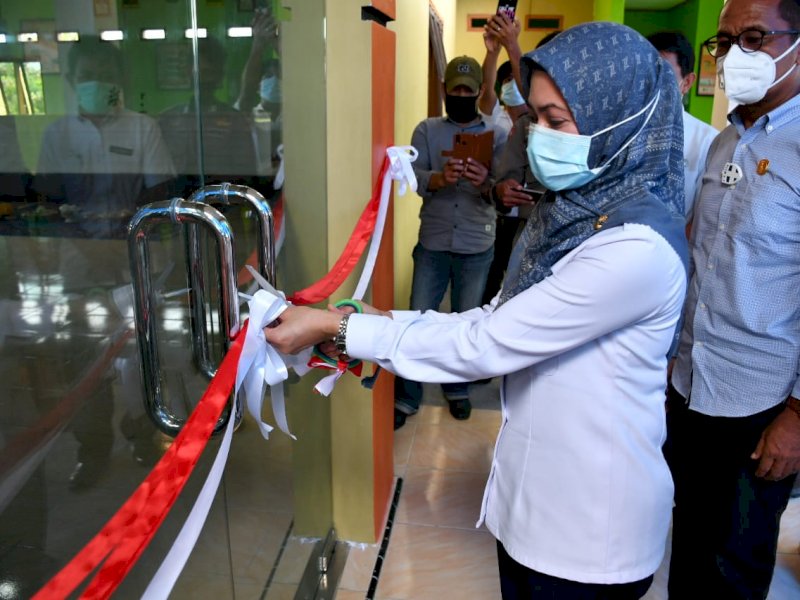 Bupati Lutra Indah Putri Indriani saat meresmikan Gedung Pemuda dan Olahraga Pince Pute. 