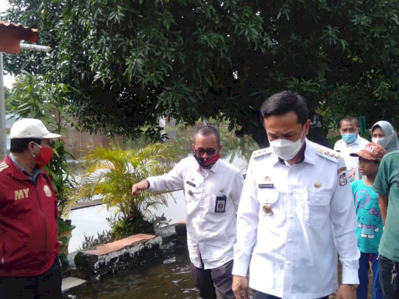 PJ Wali Kota Rudy Djamaluddin saat meninjau banjir di Perumnas Antang. 