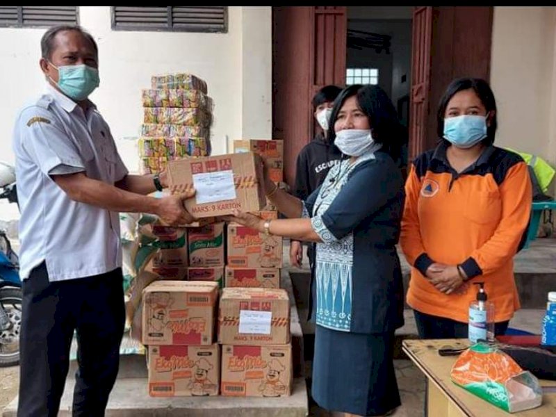 Kadis PML Torut Ritha Rasinan menyerahkan bantuan untuk korban gempa Sulbar. 
