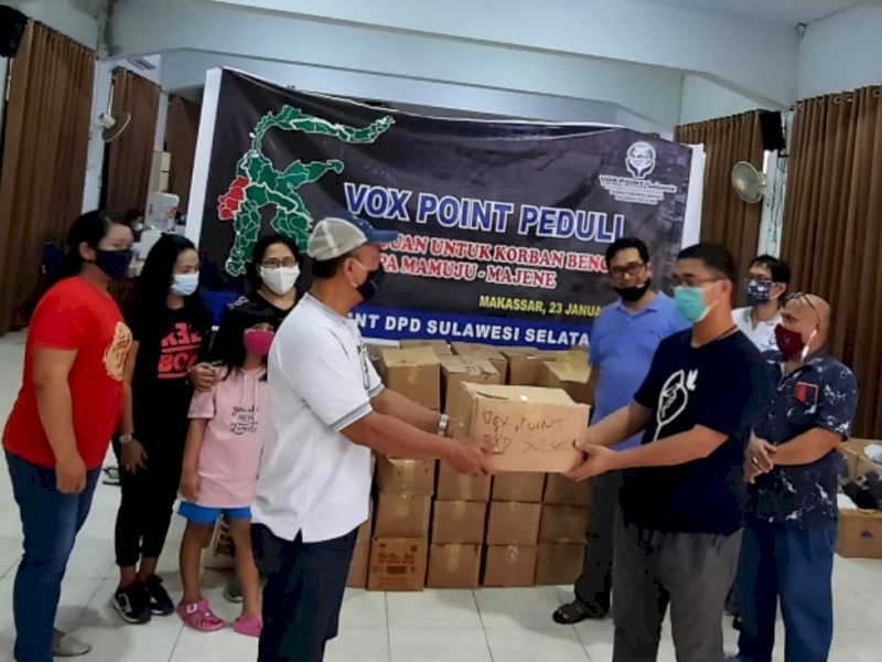 Pengurus Vox Point Sulsel menyerahkan bantuan untuk korban gempa Sulbar. 