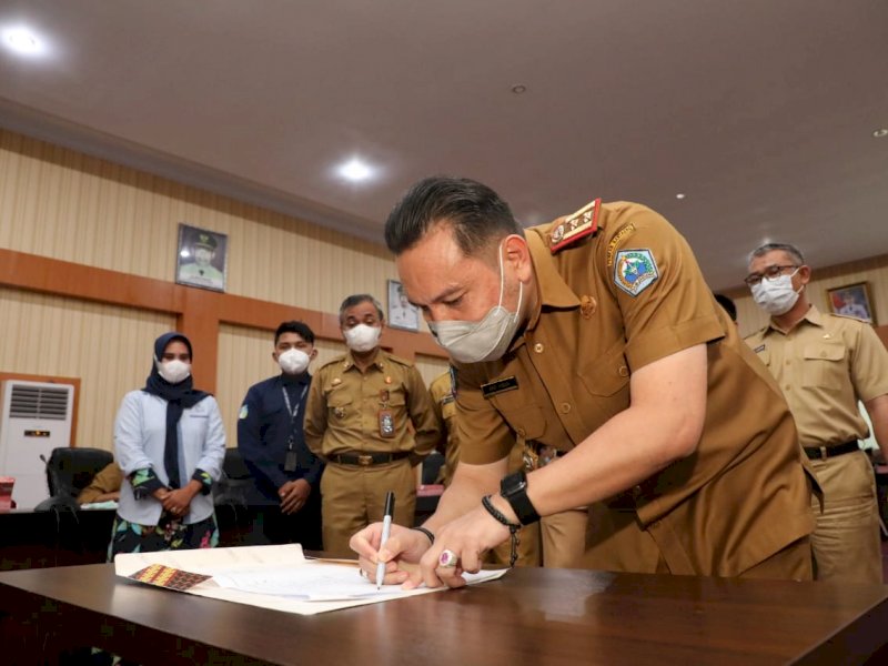 Kepala BPKD Sulsel Edi Junaedi saat menghadiri Forum Konsultasi Publik Rancangan Awal RKPD Bantaeng. 