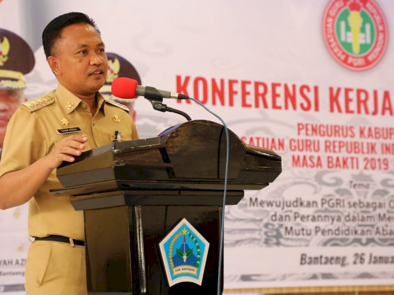 Bupati Bantaeng Ilham Azikin saat membuka Konferensi PGRI. 