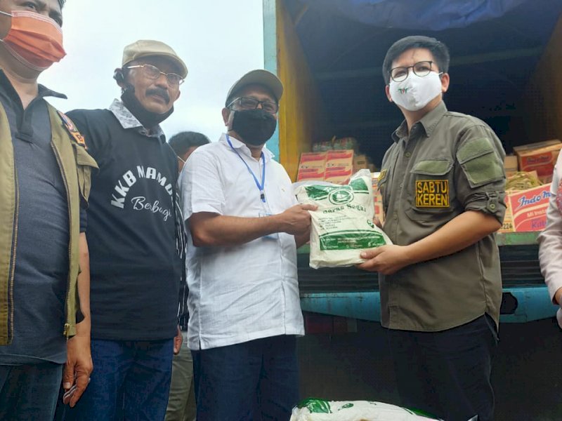 Wabup Bulukumba Tomy Satria menyerahkan bantuan kepada korban gempa Sulbar. 