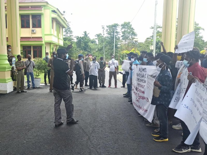 Aksi unjuk rasa Mahasiswa Teluk Bintuni. 