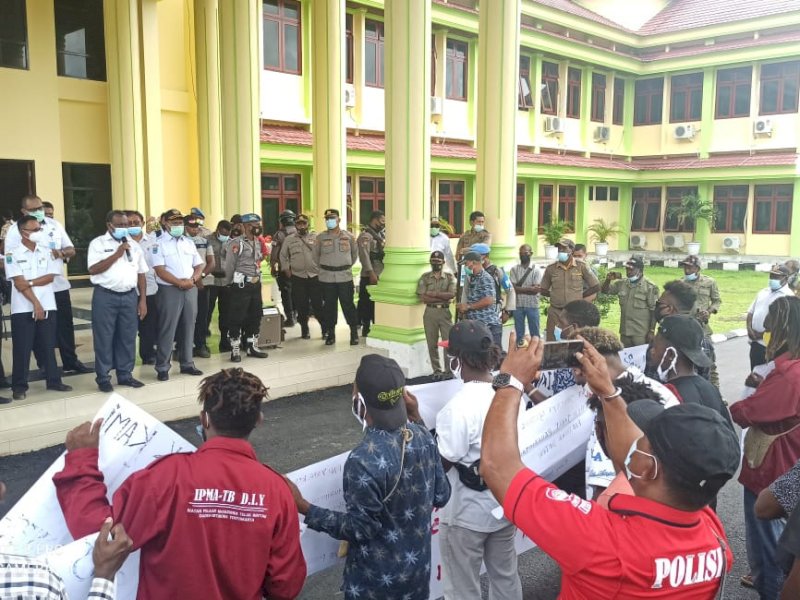 Plt Sekda Teluk Bintuni saat menemui pengunjuk rasa. 