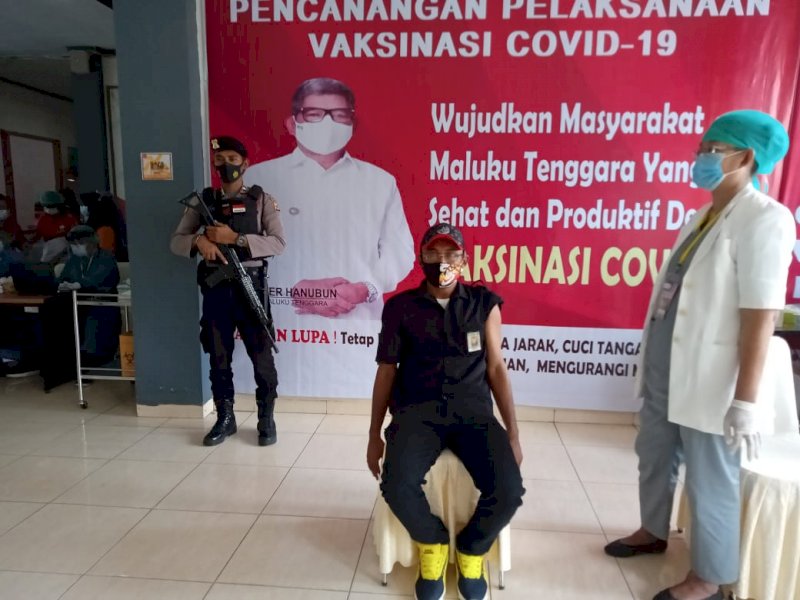 Vaksinasi Covid-19 tahap pertama di Malra. 