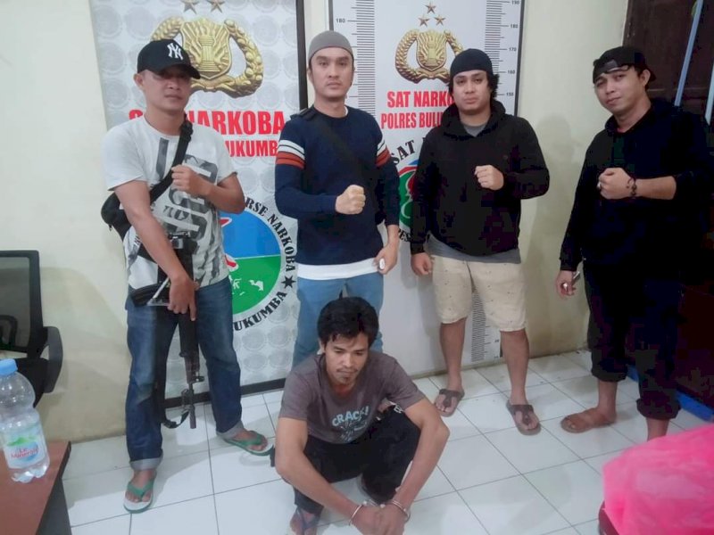 Tersangka Adda sesaat setelah diamankan petugas Polres Bulukumba. 