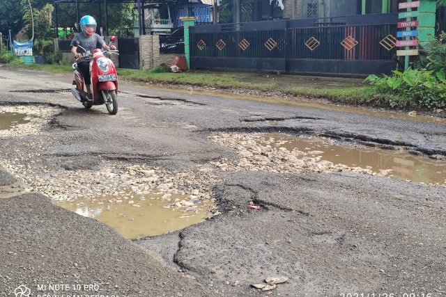 Jalan Poros Minasetene Pangkep 'Ancam' Nyawa Pengendara