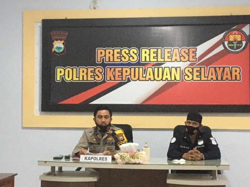 Kapolres Selayar memberi keterangan pers terkait dugaan penjualan Pulau Lantigiang. 