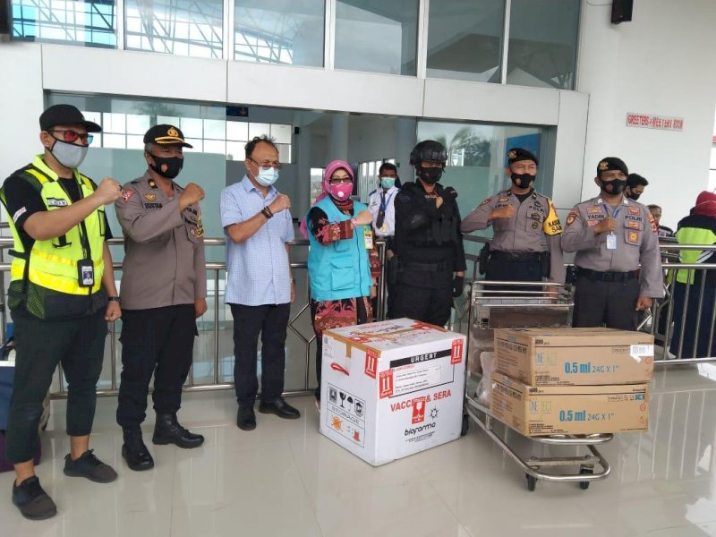 Vaksin Sinovac tiba di Bandara Kepulauan Selayar. 