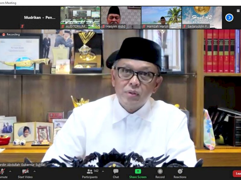 Gubernur Sulsel Nurdin Abdullah saat menghadiri Haul ke-42 Allahyarham AGKH Muhyidin Zain. 
