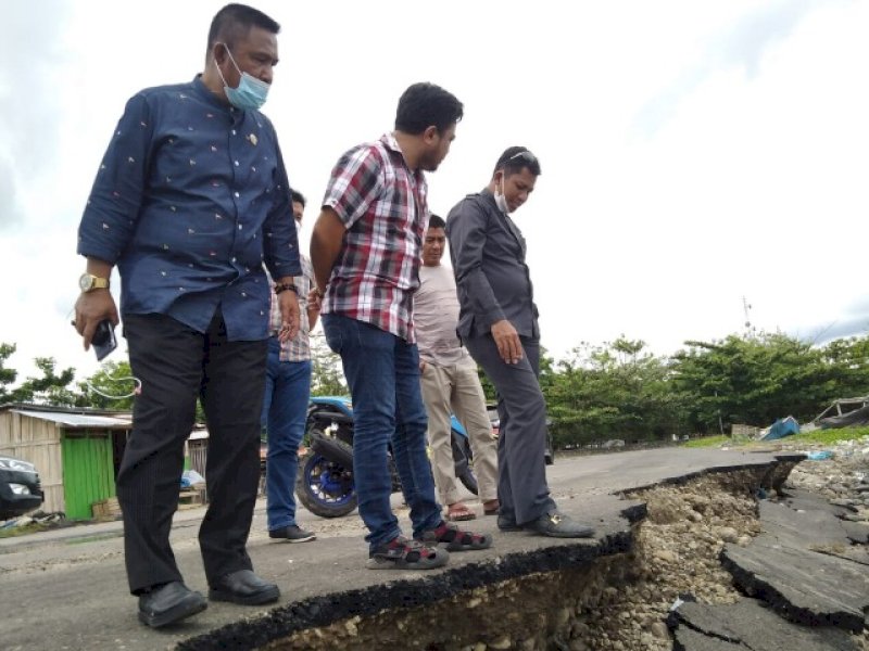 Wakil Ketua I DPRD Bulukumba H Patudangi Asiz, melakukan kunjungan ke Jalan Baru di Pantai Merpati, Kelurahan Bentenge, Kecamatan Ujungbulu, Senin 1 Februari