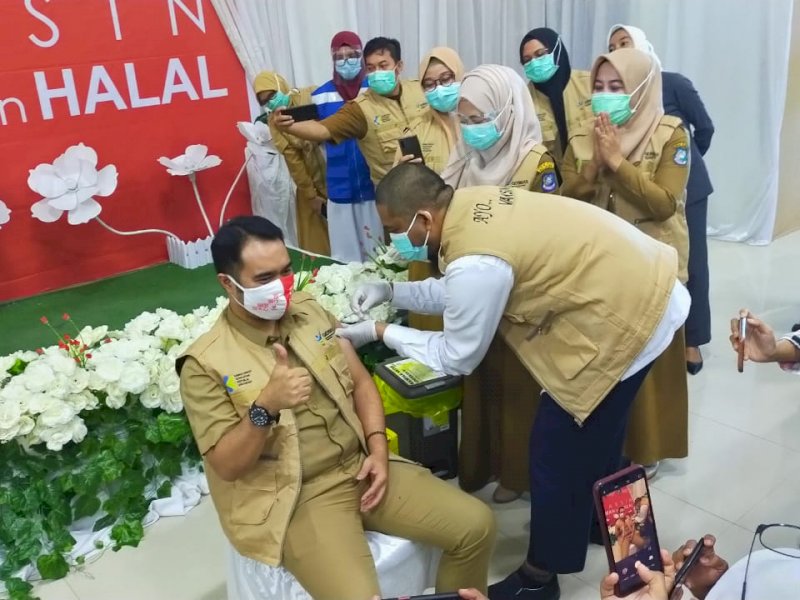 Plt Sekwan Bulukumba menjalani vaksinasi, siang tadi. 