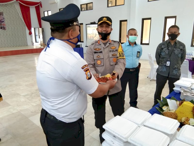 Kapolres Kepulauan Selayar AKBP Temmangnganro Machmud mengikuti upacara dalam rangka HUT Satpam ke-40 di Aula Endha Pratama, Selasa (2/2/2021). 