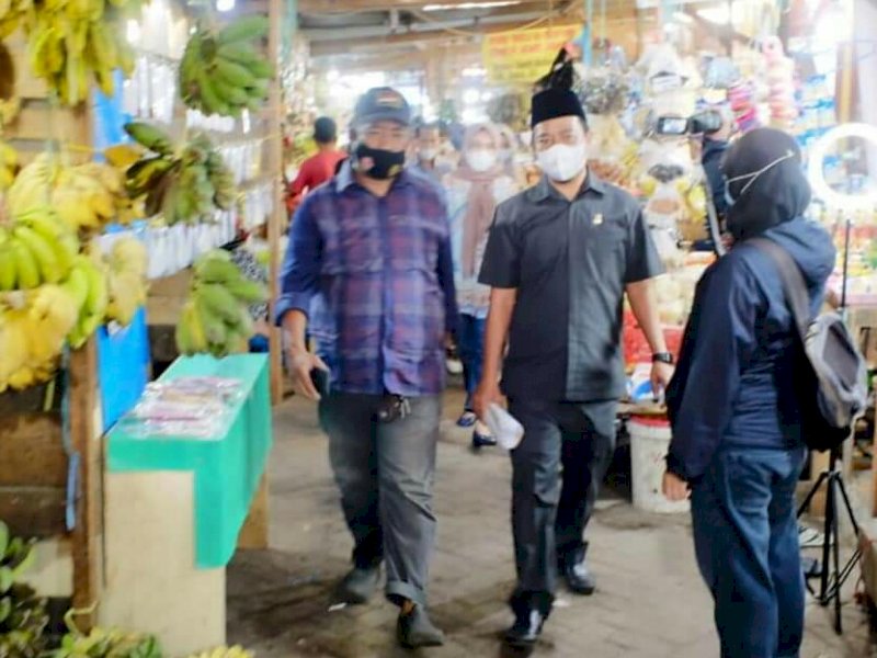 Pansus Ranperda Perumda Pasar Makassar saat mengunjungi pasar tradisional. 