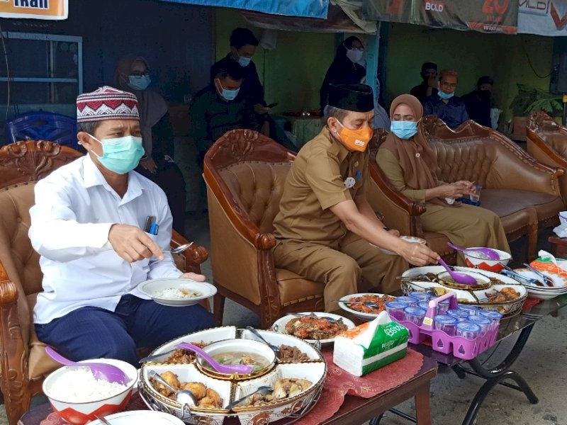 Bupati Luwu Utara Indah Putri Indriani (IDP) melepas jenazah dr Budiman, Selasa (2/2/2021), di rumah duka, di Desa Salulemo Kecamatan Baebunta.