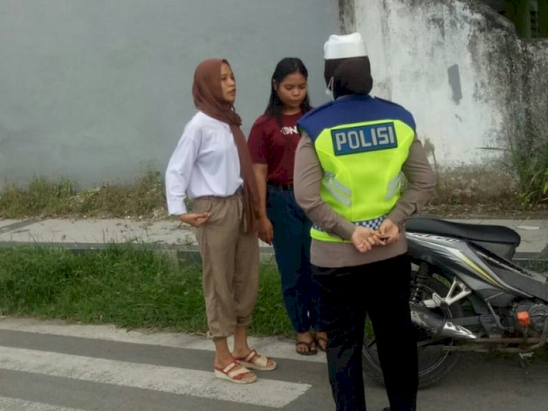 Satlantas Polres Bulukumba memberi teguran kepada pengendara yang bandel. 