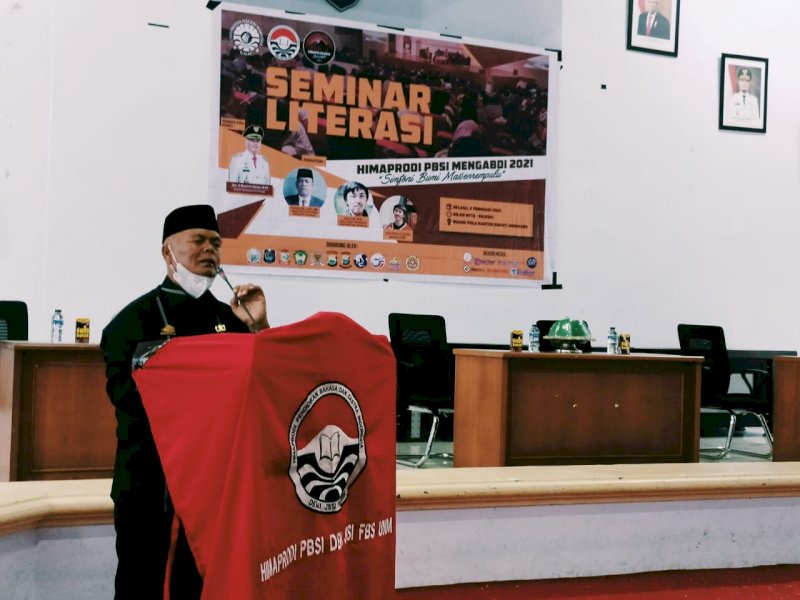 Bupati Enrekang Muslimin Bando saat membuka seminar literasi PBSI UNM. 
