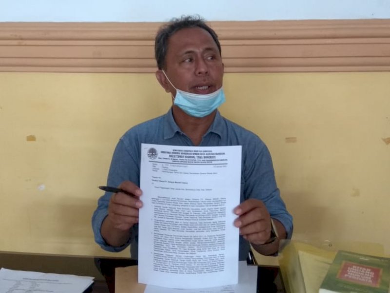Kuasa hukum Asdianti, Saenuddin memberi keterangan soal jual beli Pulau Lantigian. 