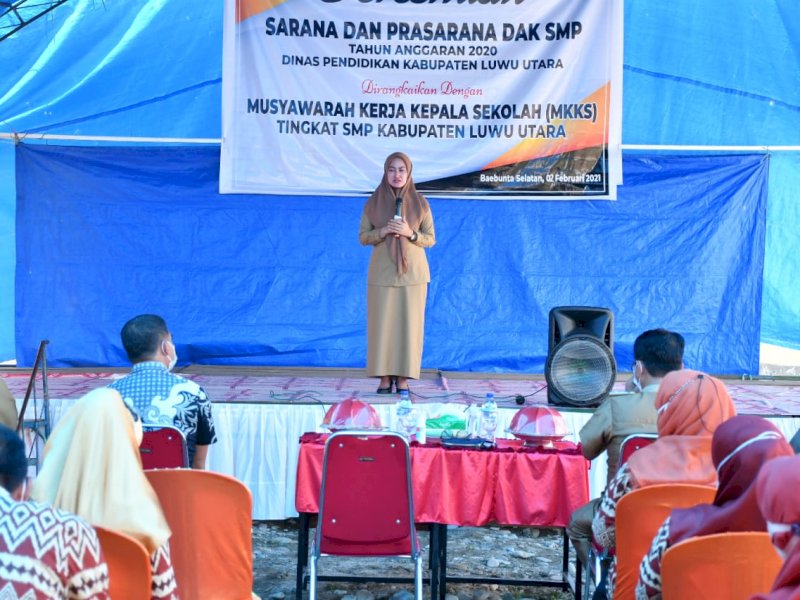 Bupati Lutra IDP meresmikan Sarana Prasarana DAK SMP TA 2020, Selasa (2/2/2021), di Desa Beringin Jaya, Baebunta Selatan.