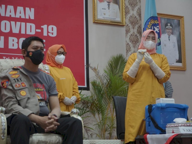 Kapolres Bone AKBP Try Handoko saat divaksin. 