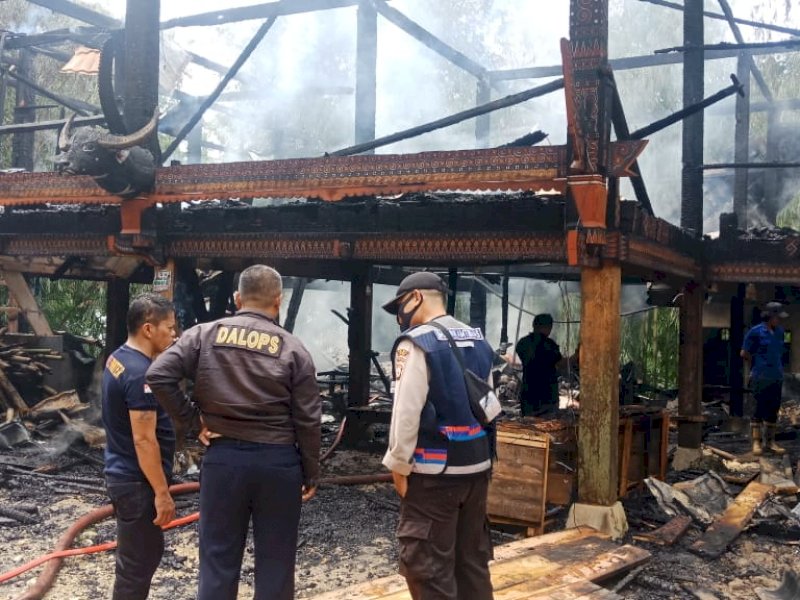 Rumah warga di Tondong yang hangus akibat terbakar. 