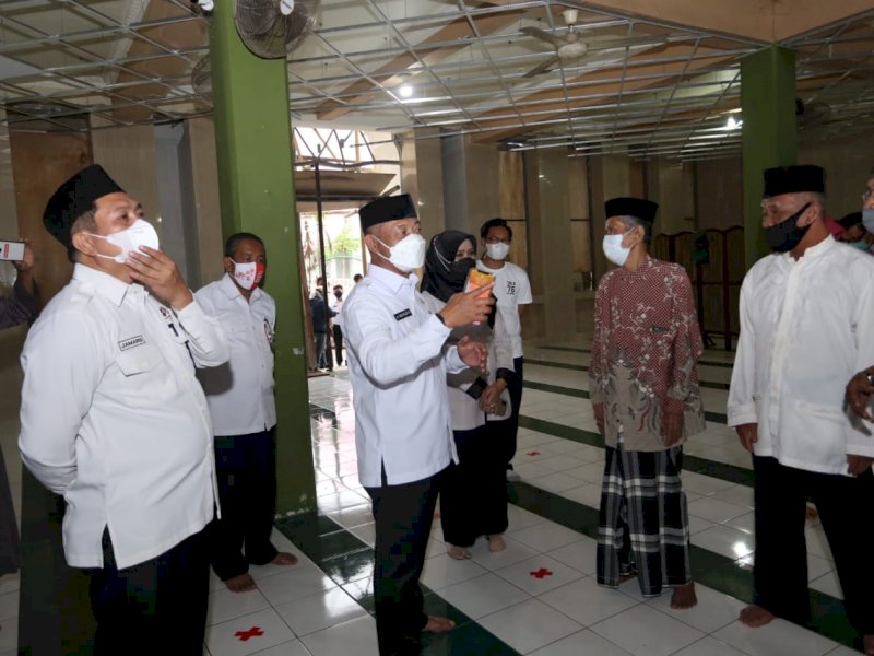 Wabup Gowa saat menggelar Operasi Yustisi di masjid. 