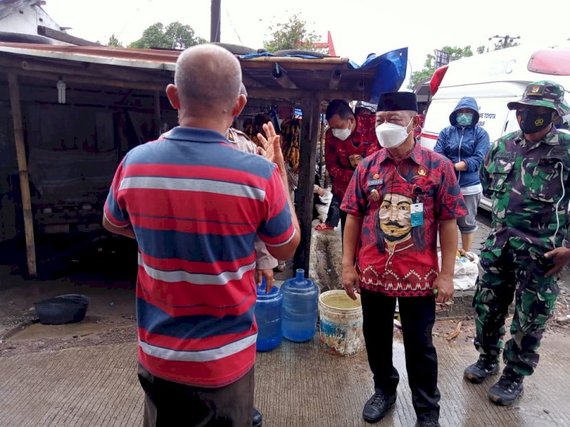 Wabup Gowa Abd Rauf Malaganni saat berdebat dengan oknum guru SMK yang tidak memakai masker. 