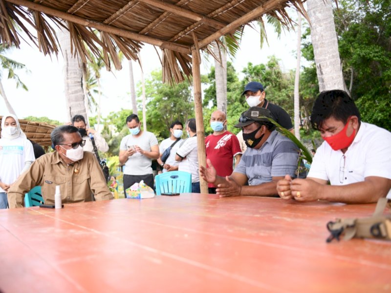 Gubernur Sulsel Nurdin Abdullah saat berdialog dengan warga di Pantai Bara. 