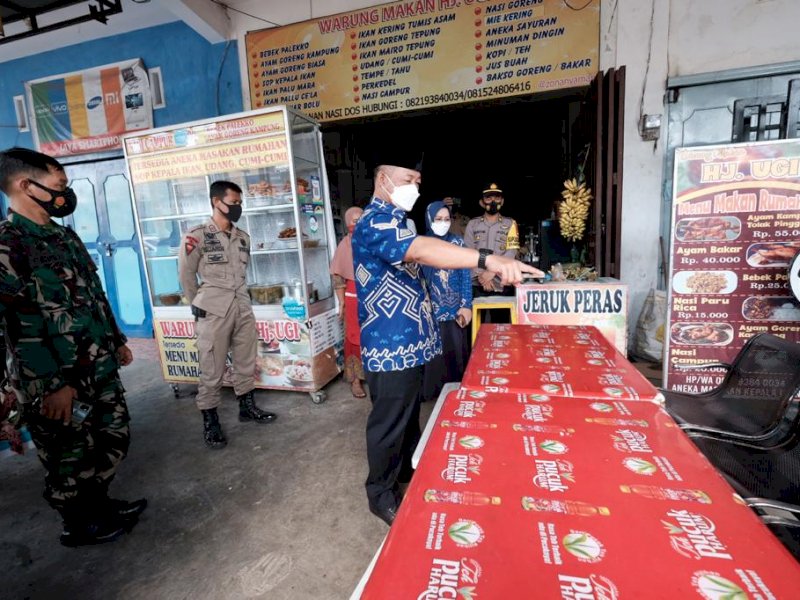 Wabup Gowa Abd Rauf Malaganni saat memantau operasi yustisi. 