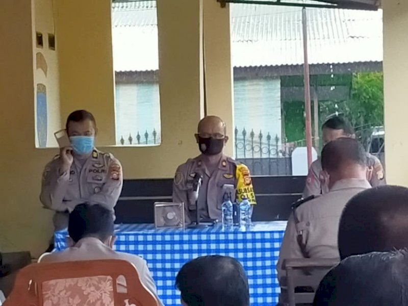 Kapolsek Manggala Kompol Saiful Alam saat menyampaikan 16 program Kapolri ke personel. 