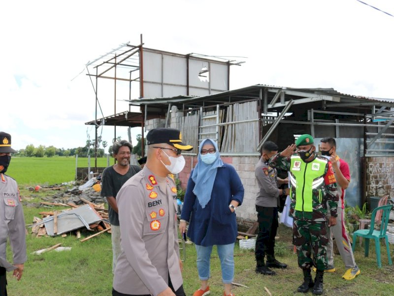 Kapolres Takalar AKBP Beny Murjayanto meninjau lokasi bencana puting beliung di Pattalassang. 