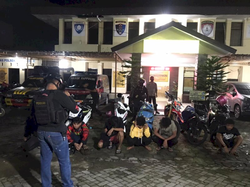 Para pebalap liar yang diamankan Tim Penikam Polrestabes Makassar. 