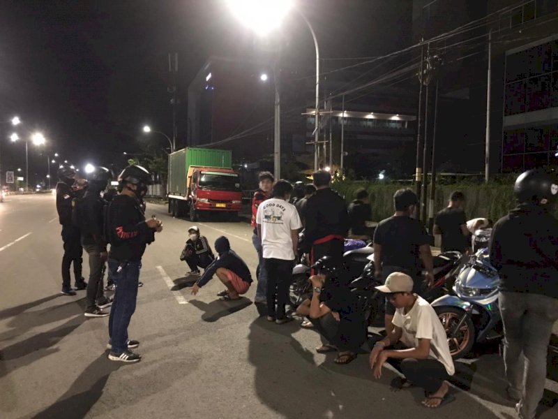 Tim Penikam Polrestabes Makassar saat membubarkan aksi balap liar di Jalan AP Pettarani. 