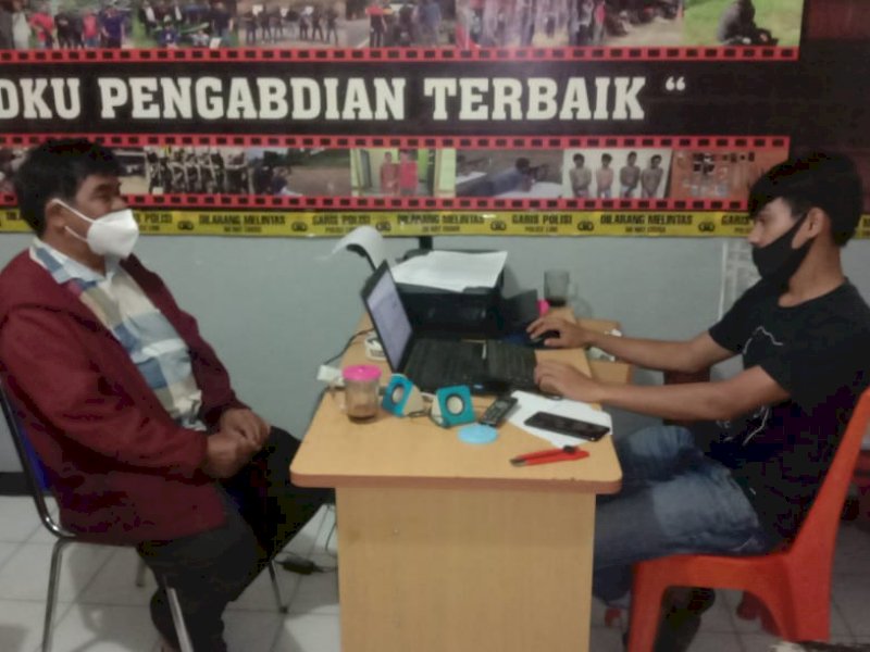 Kalem Palesan Sukarsan Barapadang saat diperiksa Satreskrim Polres Tator. 