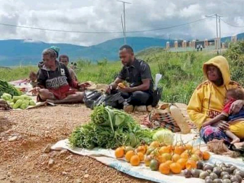 Pasar tumpah di Dogiyai yang menempati kawasan depan kantor DPRD. 
