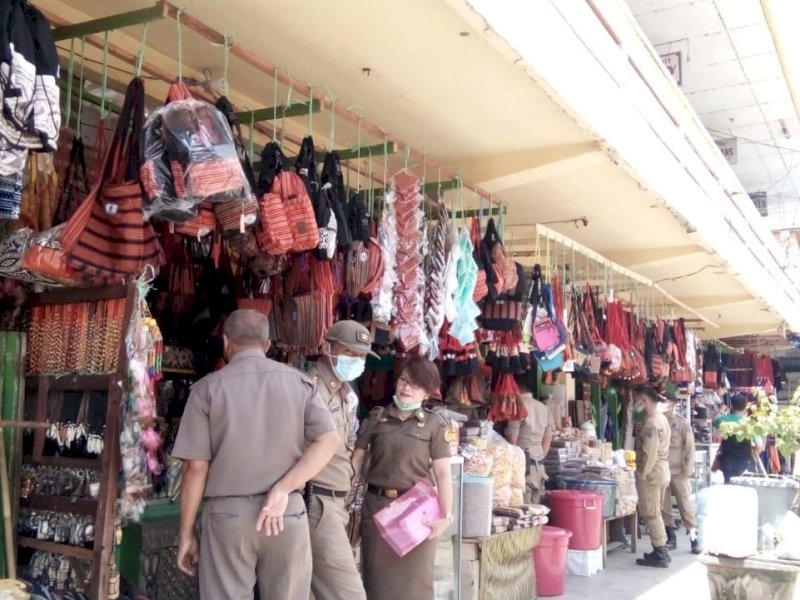 Satpol PP Torut memberi SP 1 kepada pedagang agar mengosongkan pertokoan Rantepao. 