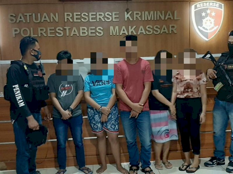 Terduga prostitusi online saat diamankan di Polrestabes Makassar. 
